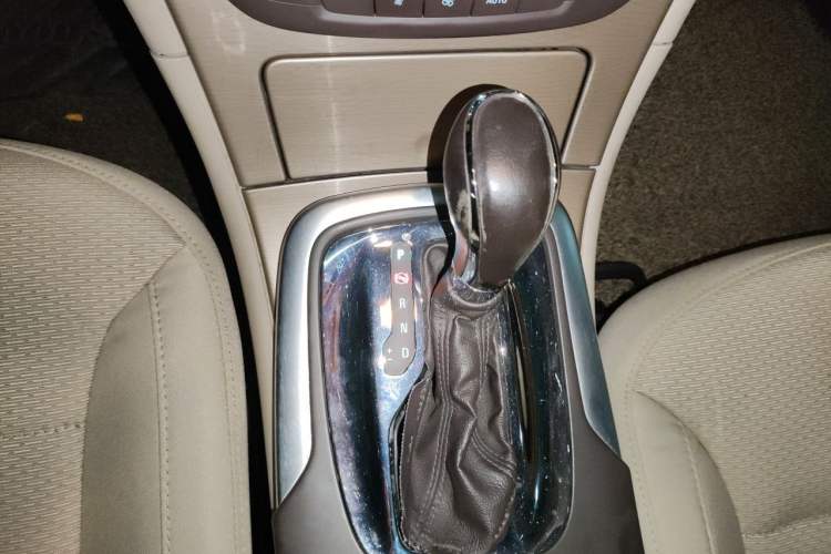 Used Buick Regal 2011 2.0L Comfort Edition Gear Lever