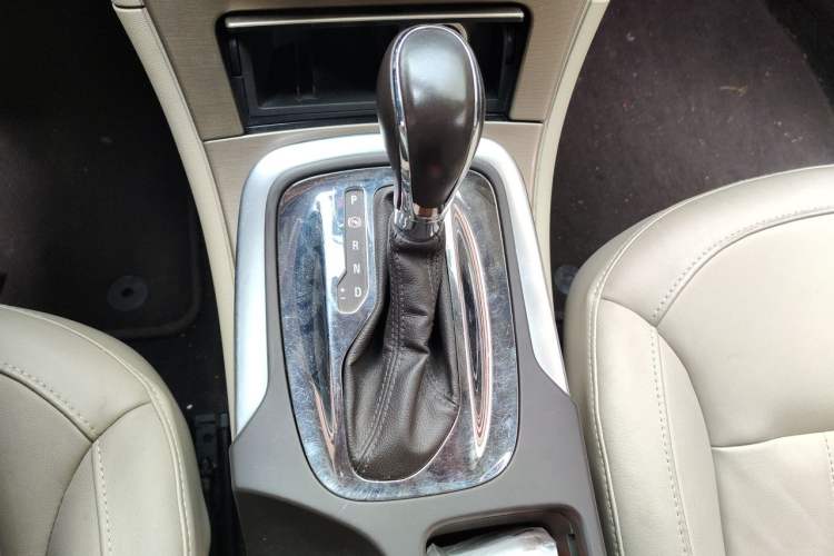 Used Buick Regal 2011 2.4L SIDI Elite Edition Gear Lever