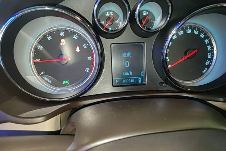 Used Buick Regal 2011 2.0L Comfort Edition Odometer Close Up