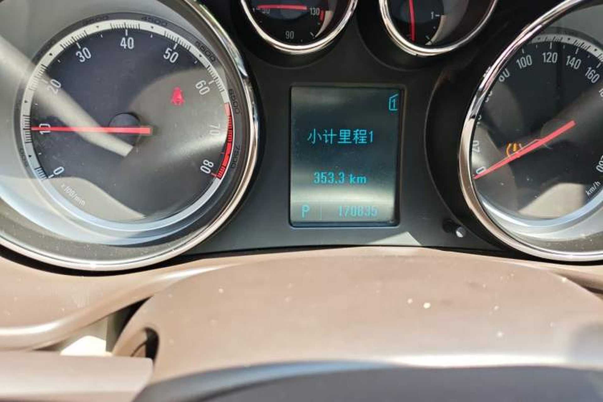 Used Buick Regal 2011 2.0L Comfort Edition Odometer Close Up
