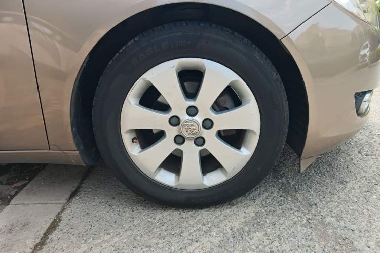 Used Buick Regal 2011 2.4L SIDI Comfort Edition Right Front Wheel Hub