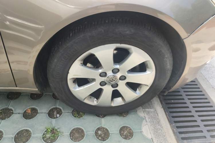 Used Buick Regal 2011 2.4L SIDI Comfort Edition Right Front Wheel Hub