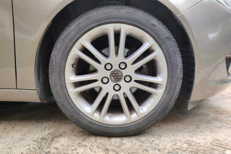 Used Buick Regal 2011 2.4L SIDI Elite Edition Right Front Wheel Hub
