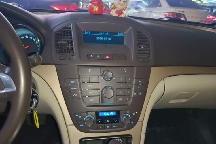Used Buick Regal 2011 2.4L SIDI Comfort Edition Audio And AC Panel