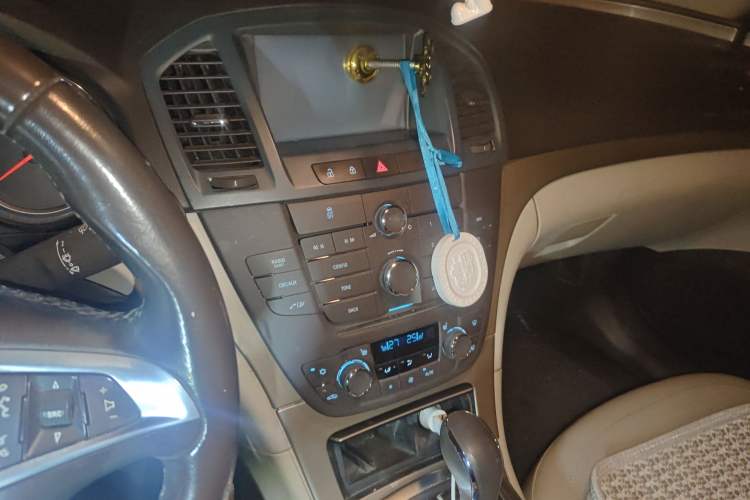 Used Buick Regal 2011 2.0L Comfort Edition Audio And AC Panel