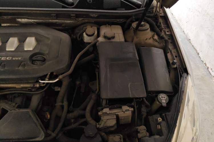Used Buick Regal 2011 2.0L Comfort Edition Engine Bay Left