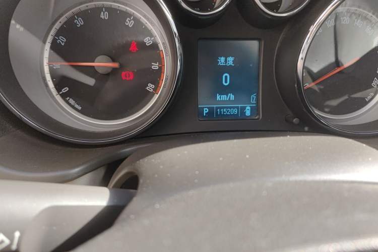 Used Buick Regal 2011 2.0L Comfort Edition Odometer Close Up