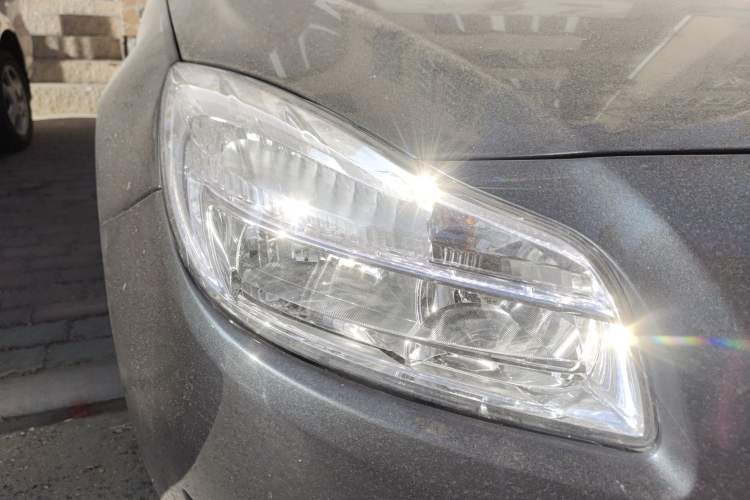 Used Buick Regal 2011 2.0L Comfort Edition Right Front Headlight