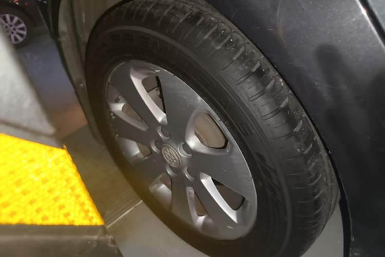 Used Buick Regal 2011 2.4L SIDI Comfort Edition Right Front Wheel Hub