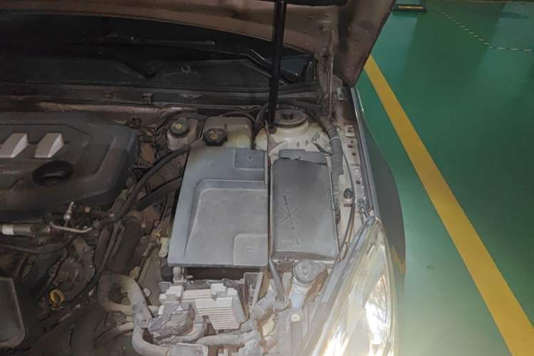 Used Buick Regal 2011 2.0L Comfort Edition Engine Bay Left