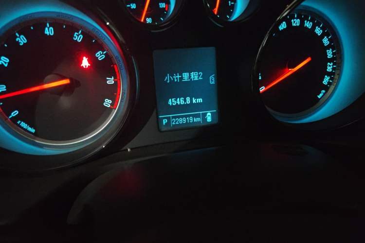 Used Buick Regal 2011 2.0L Comfort Edition Odometer Close Up