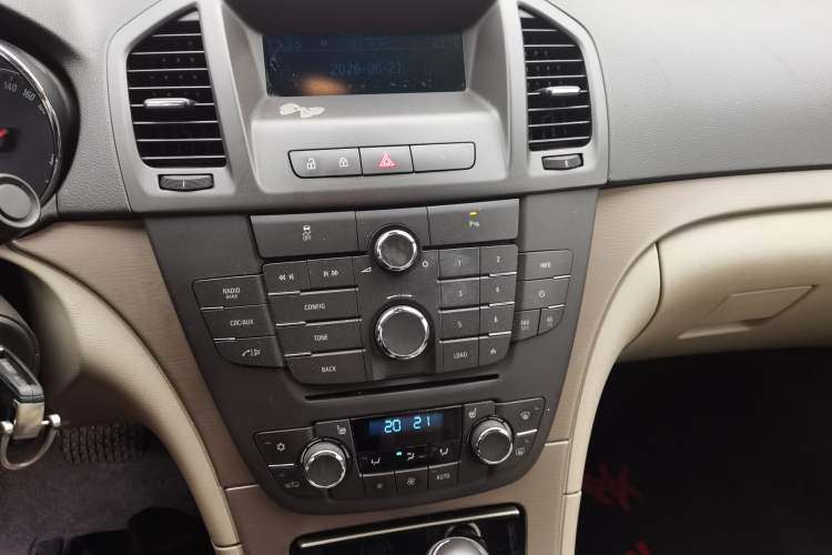 Used Buick Regal 2011 2.0L Comfort Edition Audio And AC Panel
