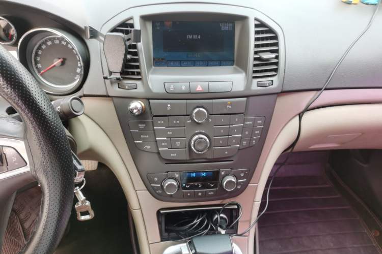 Used Buick Regal 2011 2.4L SIDI Elite Edition Audio And AC Panel