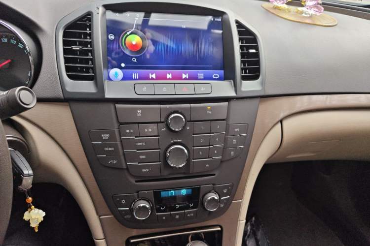 Used Buick Regal 2011 2.0L Comfort Edition Audio And AC Panel