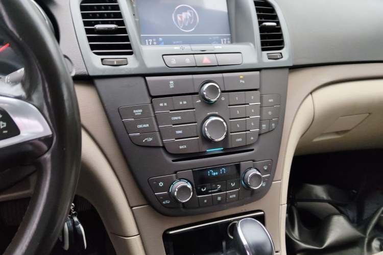 Used Buick Regal 2011 2.4L SIDI Comfort Edition Audio And AC Panel