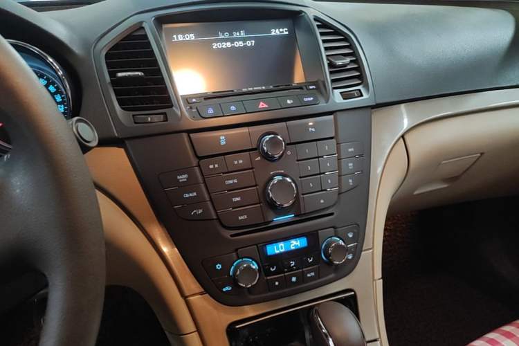 Used Buick Regal 2011 2.0L Comfort Edition Audio And AC Panel