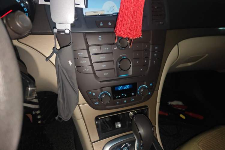Used Buick Regal 2011 2.0L Comfort Edition Audio And AC Panel