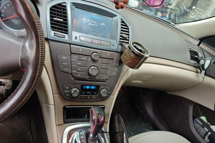 Used Buick Regal 2011 2.0L Comfort Edition Audio And AC Panel