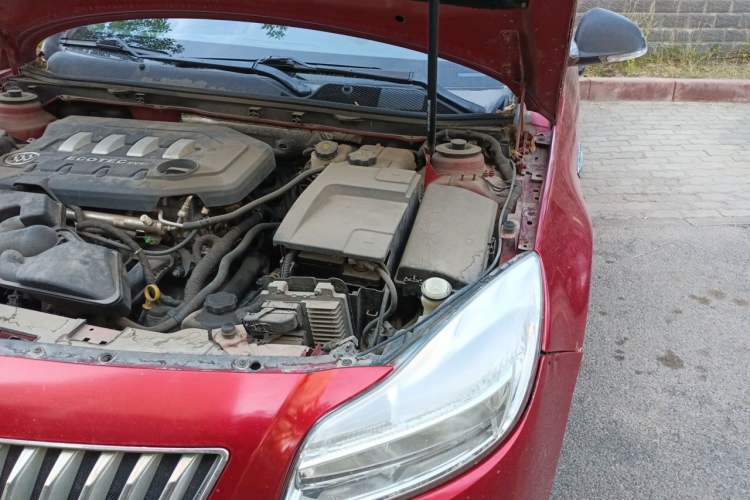 Used Buick Regal 2011 2.0L Comfort Edition Engine Bay Left