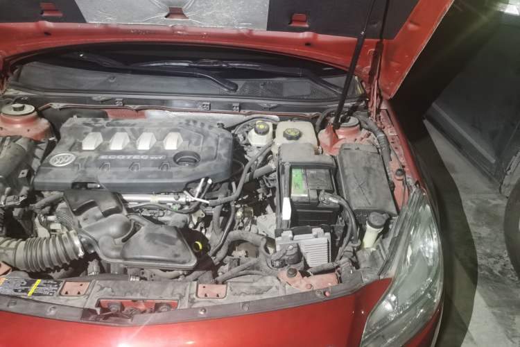 Used Buick Regal 2011 2.0L Comfort Edition Engine Bay Left