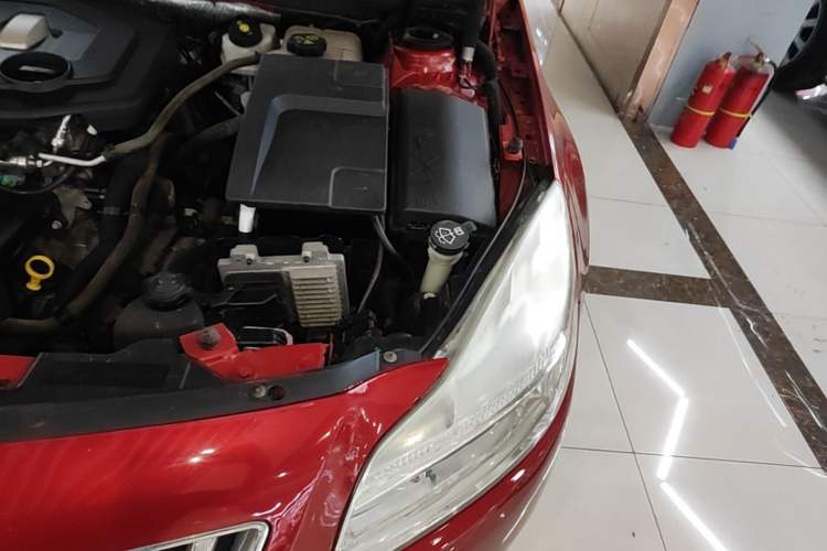 Used Buick Regal 2011 2.0L Comfort Edition Engine Bay Left