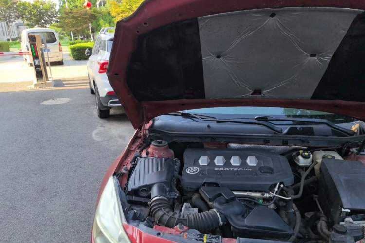 Used Buick Regal 2011 2.0L Comfort Edition Engine Bay Right