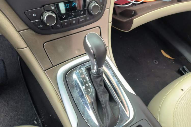 Used Buick Regal 2011 2.4L SIDI Flagship Edition Gear Lever