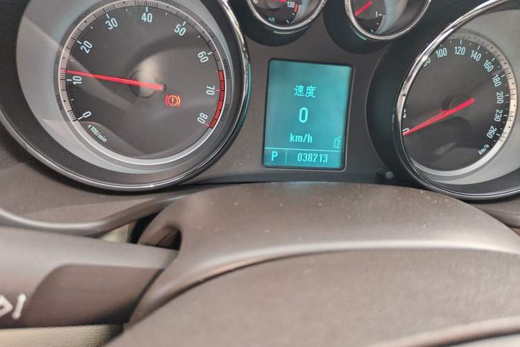 Used Buick Regal 2011 2.0L Comfort Edition Odometer Close Up