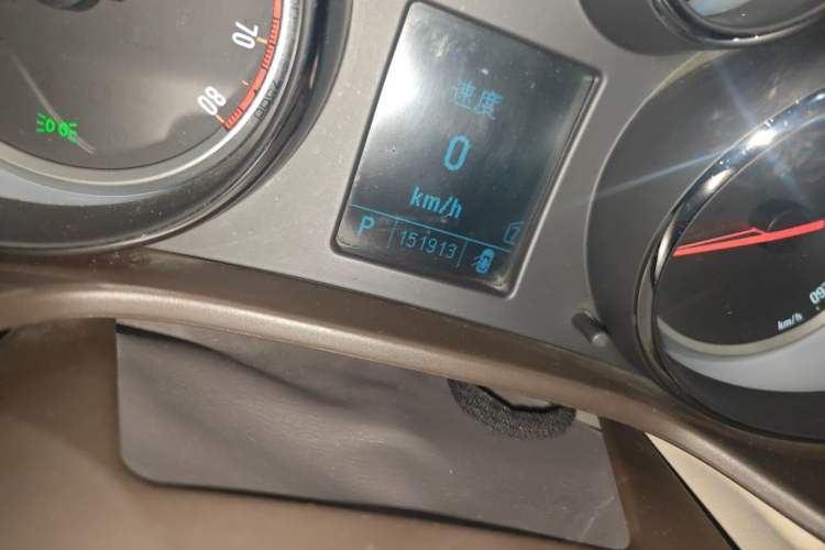 Used Buick Regal 2011 2.0L Comfort Edition Odometer Close Up