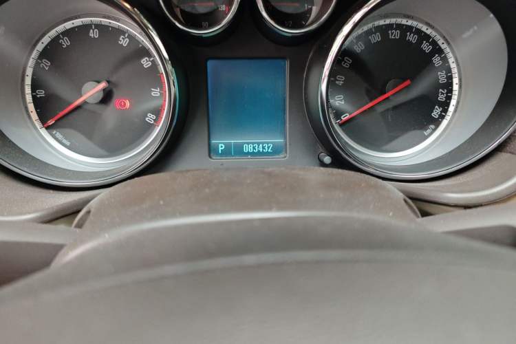 Used Buick Regal 2011 2.0L Comfort Edition Odometer Close Up