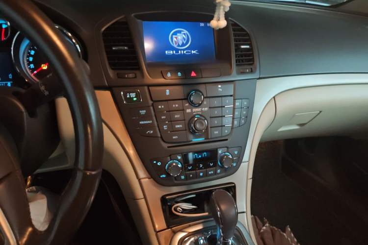 Used Buick Regal 2011 2.4L SIDI Flagship Edition Audio And AC Panel