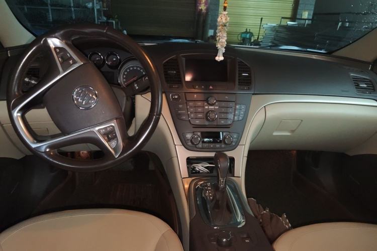 Used Buick Regal 2011 2.4L SIDI Flagship Edition Center Console