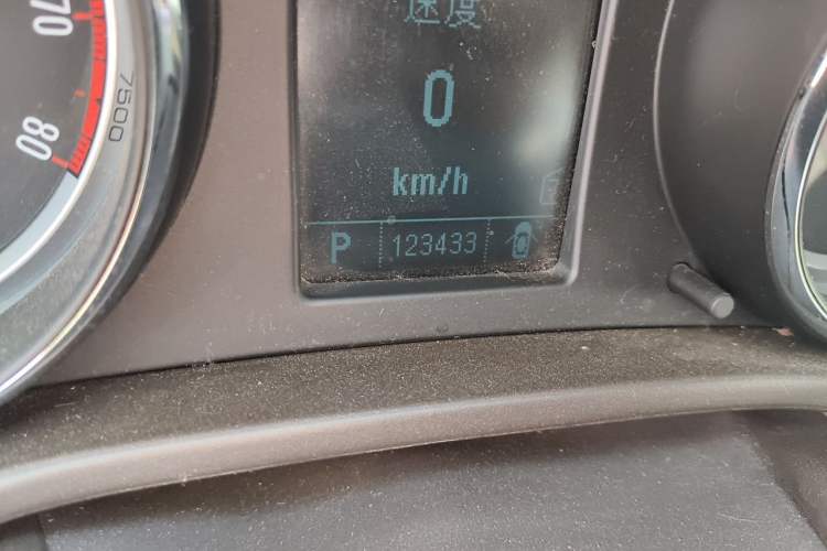 Used Buick Regal 2011 2.0L Comfort Edition Odometer Close Up