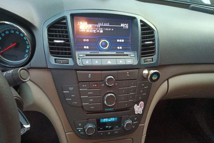 Used Buick Regal 2011 2.0L Comfort Edition Audio And AC Panel