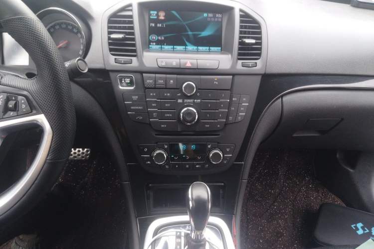 Used Buick Regal 2011 GS 2.0T Super Sport Edition Audio And AC Panel