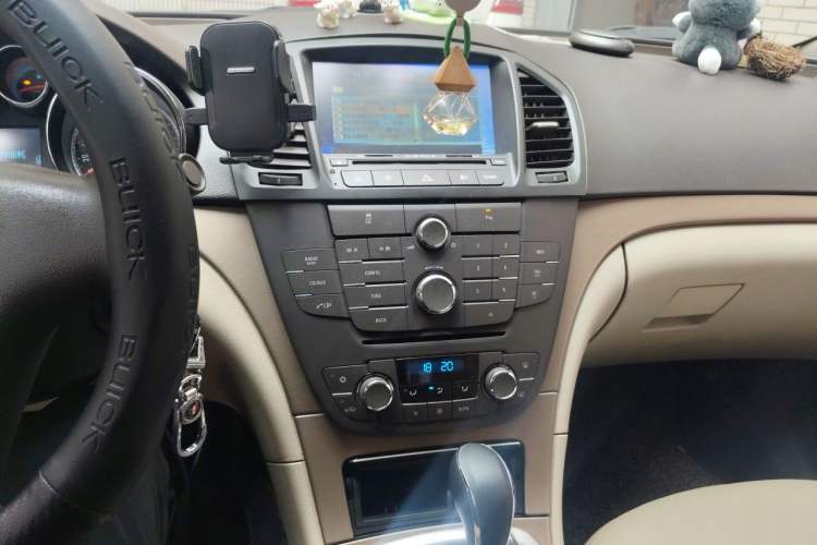 Used Buick Regal 2011 2.0L Comfort Edition Audio And AC Panel