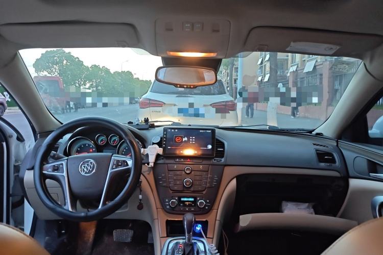 Used Buick Regal 2011 2.4L SIDI Elite Edition Center Console