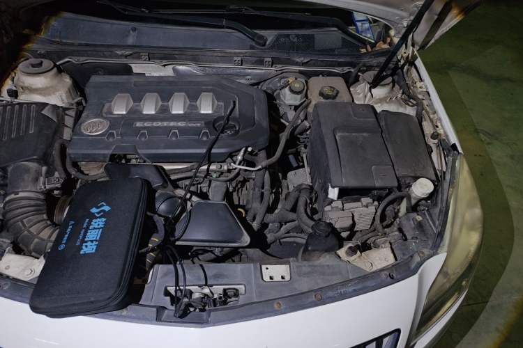 Used Buick Regal 2011 2.0L Comfort Edition Engine Bay Left