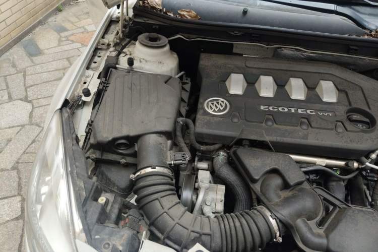 Used Buick Regal 2011 2.0L Comfort Edition Engine Bay Right