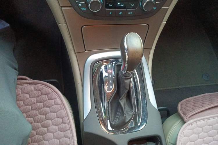 Used Buick Regal 2011 2.0L Comfort Edition Gear Lever