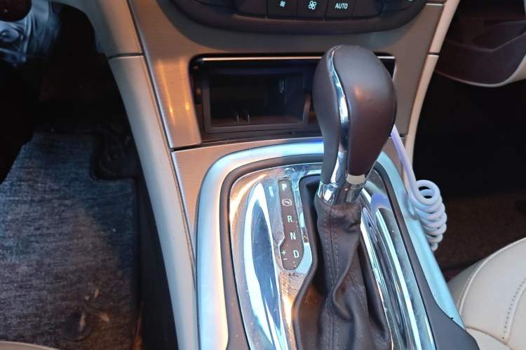 Used Buick Regal 2011 2.4L SIDI Elite Edition Gear Lever