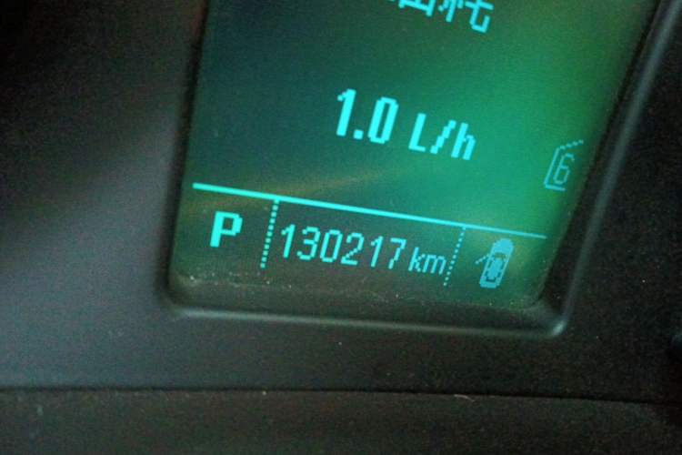 Used Buick Regal 2011 2.0L Comfort Edition Odometer Close Up