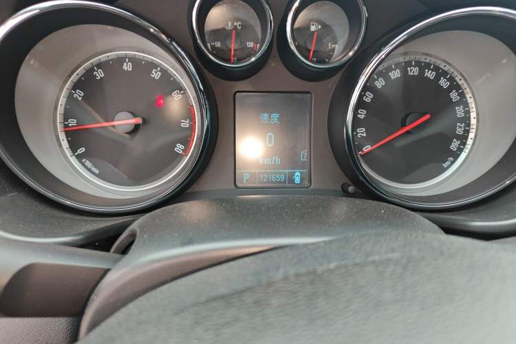Used Buick Regal 2011 GS 2.0T Super Sport Edition Odometer Close Up