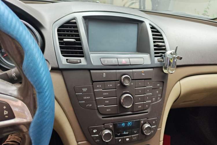 Used Buick Regal 2011 2.0L Comfort Edition Audio And AC Panel