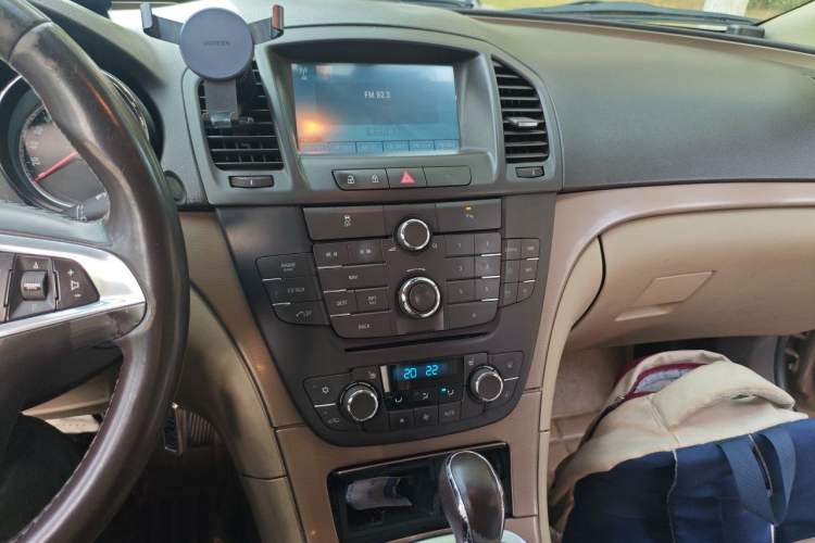 Used Buick Regal 2011 2.4L SIDI Elite Edition Audio And AC Panel