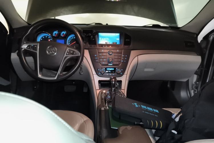 Used Buick Regal 2011 2.4L SIDI Elite Edition Center Console