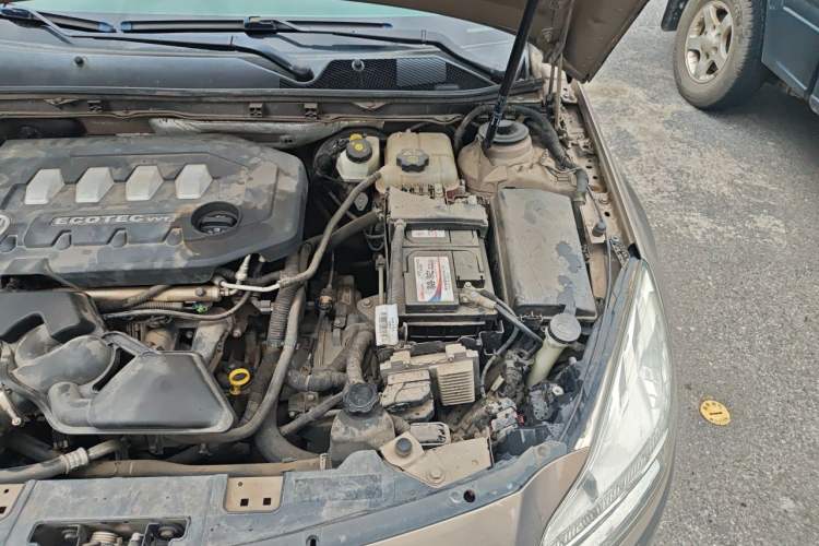 Used Buick Regal 2011 2.0L Comfort Edition Engine Bay Left
