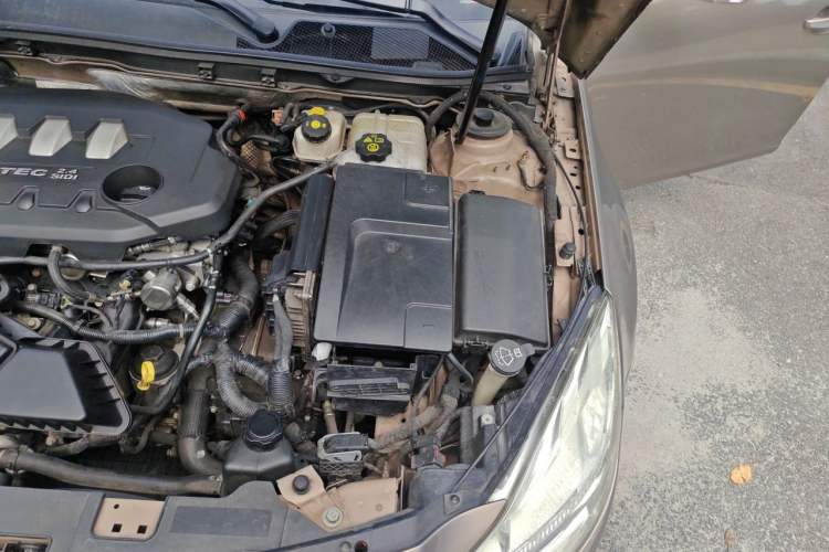 Used Buick Regal 2011 2.4L SIDI Comfort Edition Engine Bay Left
