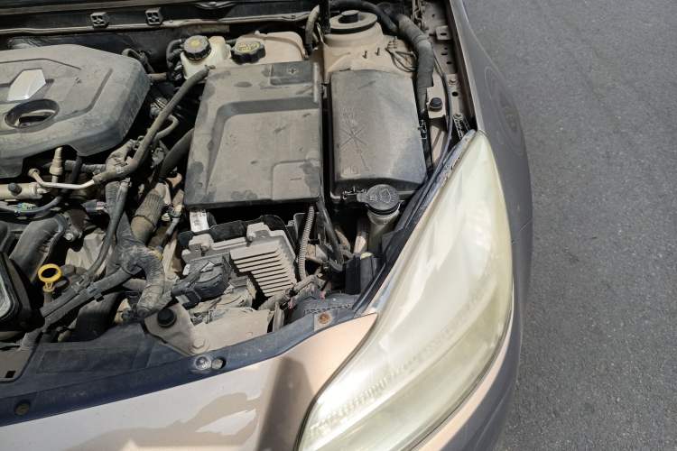 Used Buick Regal 2011 2.0L Comfort Edition Engine Bay Left