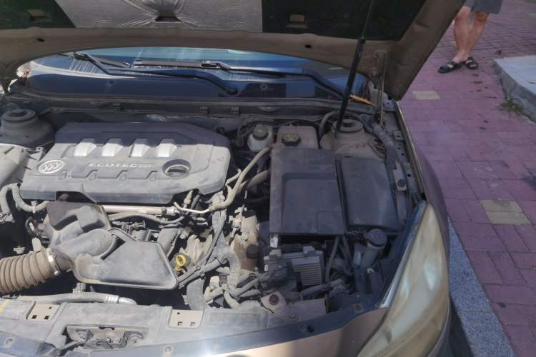 Used Buick Regal 2011 2.0L Comfort Edition Engine Bay Left